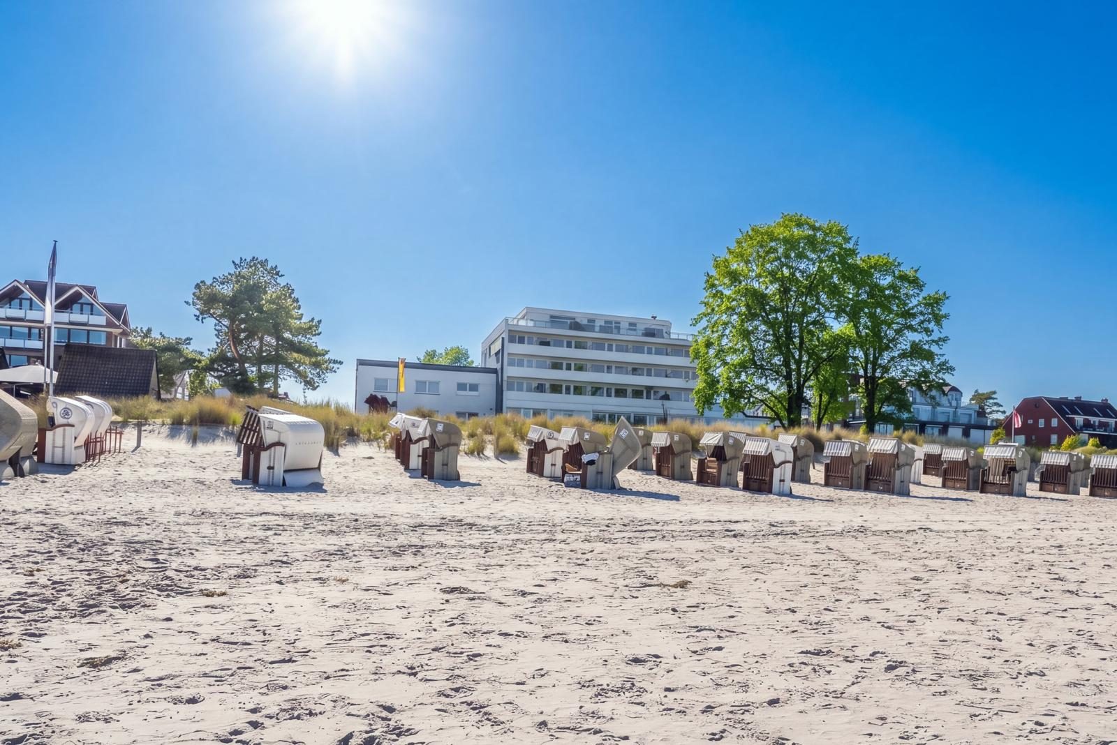Strand in Scharbeutz mit dem Haus der Ferienwohnung Küstenzeit