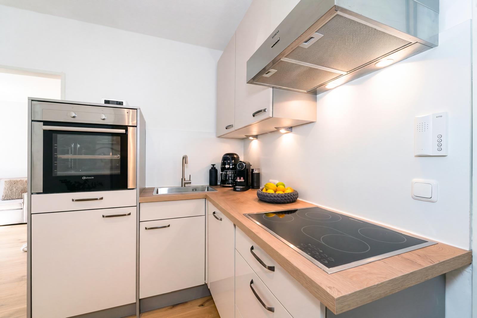 Küche mit Backofen und Dunstabzug