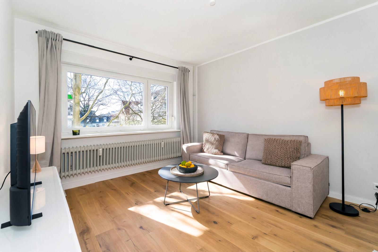 Wohnzimmer mit großem Fenster und Sofa