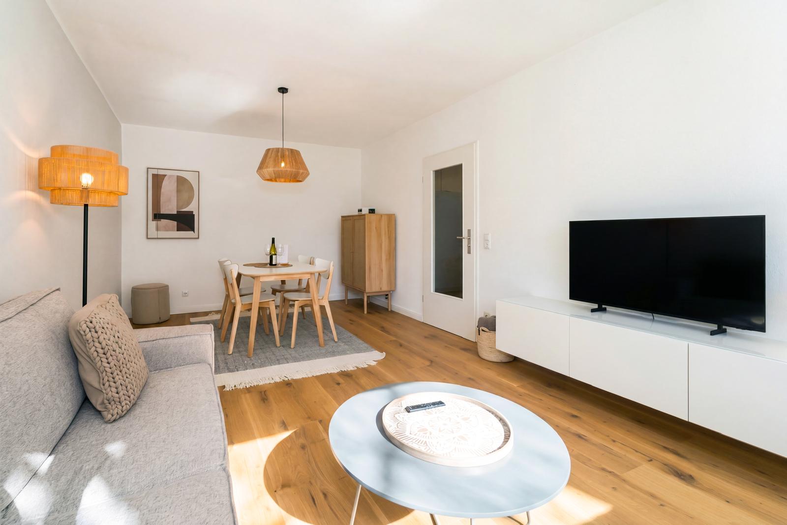 Wohnzimmer mit Fernseher und Sitzecke