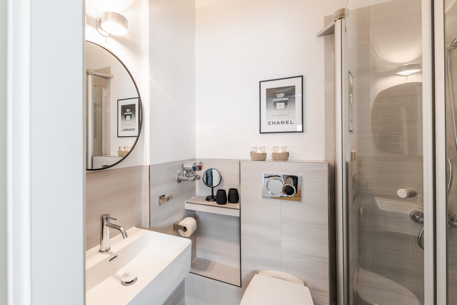Badezimmer mit Waschbecken, Spiegel und Dusche