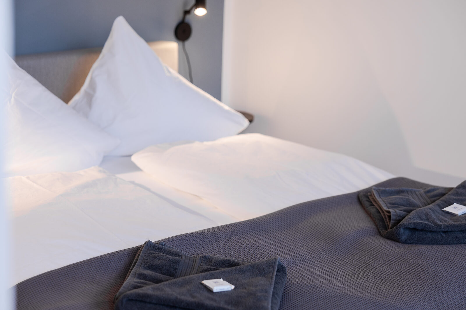Frische Handtücher auf dem Bett