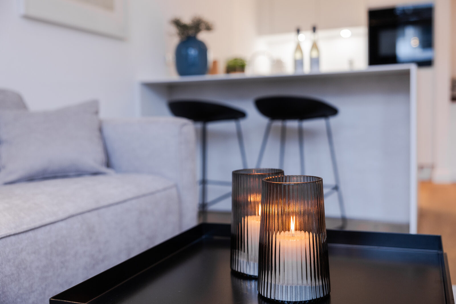 Kerzen auf dem Couchtisch mit Frühstücksbar im Hintergrund